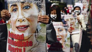 Protesta continua in Myanmar contro il golpe militare, caccia agli attivisti democratici