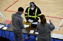 وصول أوراق اقتراع مرسلة بالبريد إلى مركز اقتراع في برشلونة خلال الانتخابات الإقليمية في كاتالونيا، 14 فبراير 2021