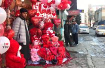 Léggömbárus várja a vevőket Kabulban Valentin-napon