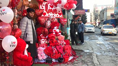 Léggömbárus várja a vevőket Kabulban Valentin-napon