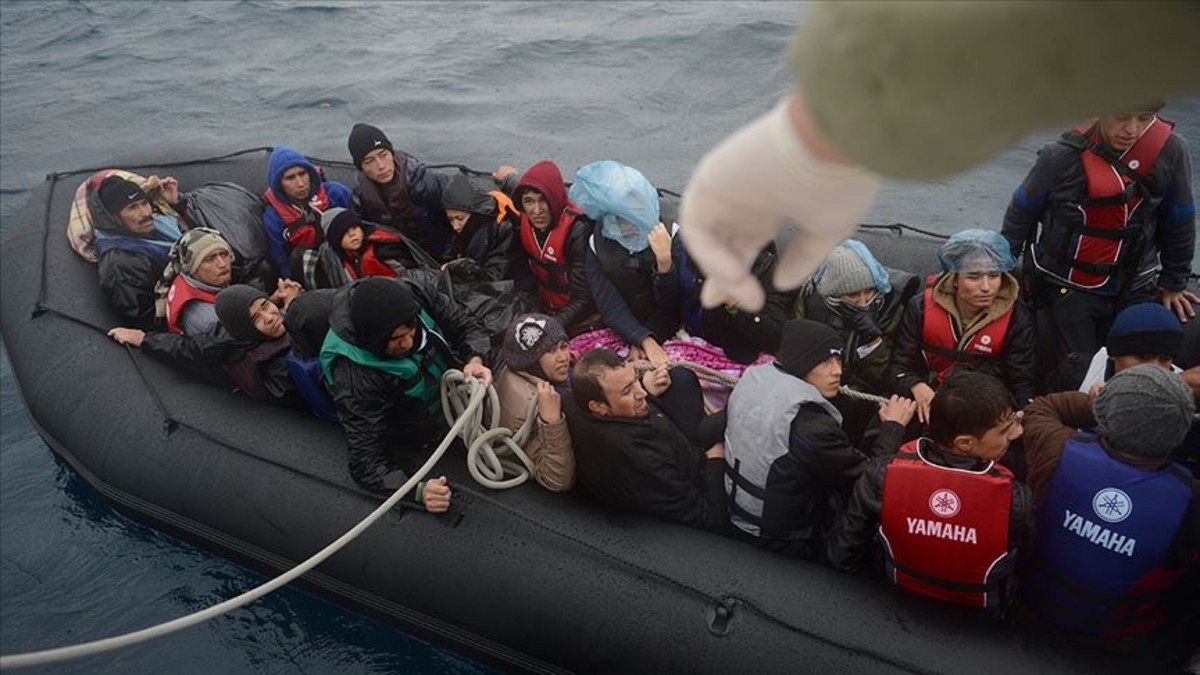 Ege Denizi üzerinden Yunanistan'a iltica etmek isteyen göçmenleri taşıyan bir bot.