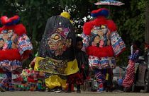 Los "bate-bolas" celebran el Carnaval a pesar de las restricciones