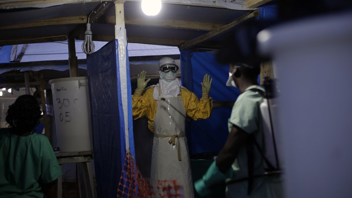 Archive : un soignant de MSF à Gueckedou, en Guinée, le 20 novembre 2014.