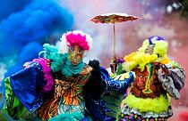 I membri di "bate-bola" festeggiano clandestinamente il Carnevale a Rio de Janeiro, Brasile