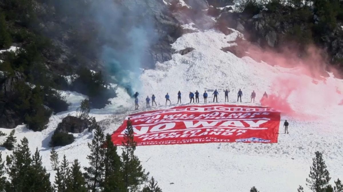 Активисты организации "Поколение идентичности" на акции в Альпах, апрель 2018 г. 