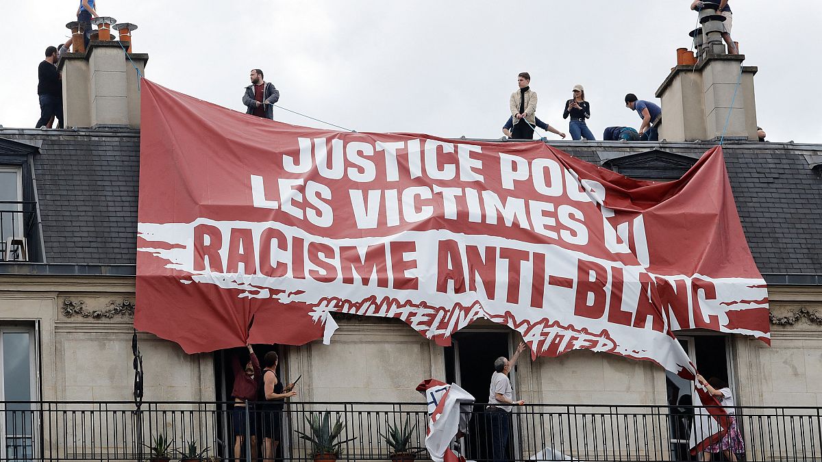 Aktion der "Génération Identitaire" in Paris im Juni: Die Rechtsextremen fordern Gerechtigkeit für Opfer von "anti-weißem Rassismus"