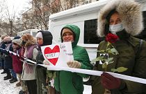 Moskova'da yüzlerce kadın, 14 Şubat Sevgililer Günü'nde, tutuklu muhalif lider Aleksey Navalny'in eşi ve protesto gösterilerinde tutuklananlar adına destek eylemine katıldı.