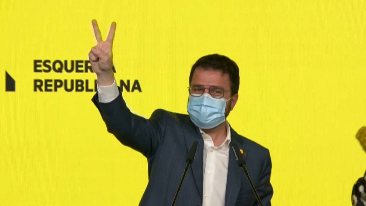 El candidato de ERC, Pere Aragonès, hace el signo de victoria