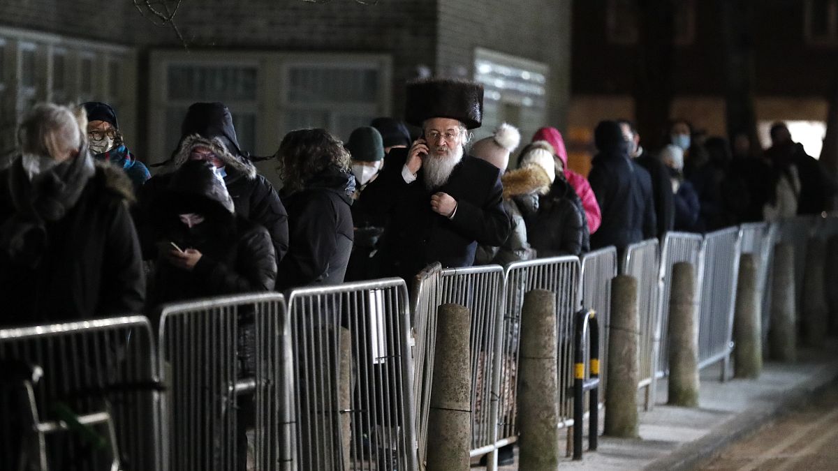 Lunga fila al "John Scott Vaccination Center" di Londra per la comunità Haredi, ebrei ortodossi.