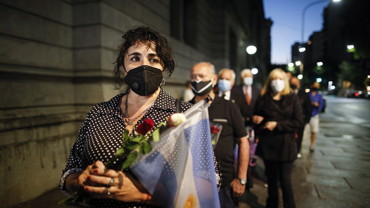 Argentinos esperan para rendir homenaje a Carlos Menem
