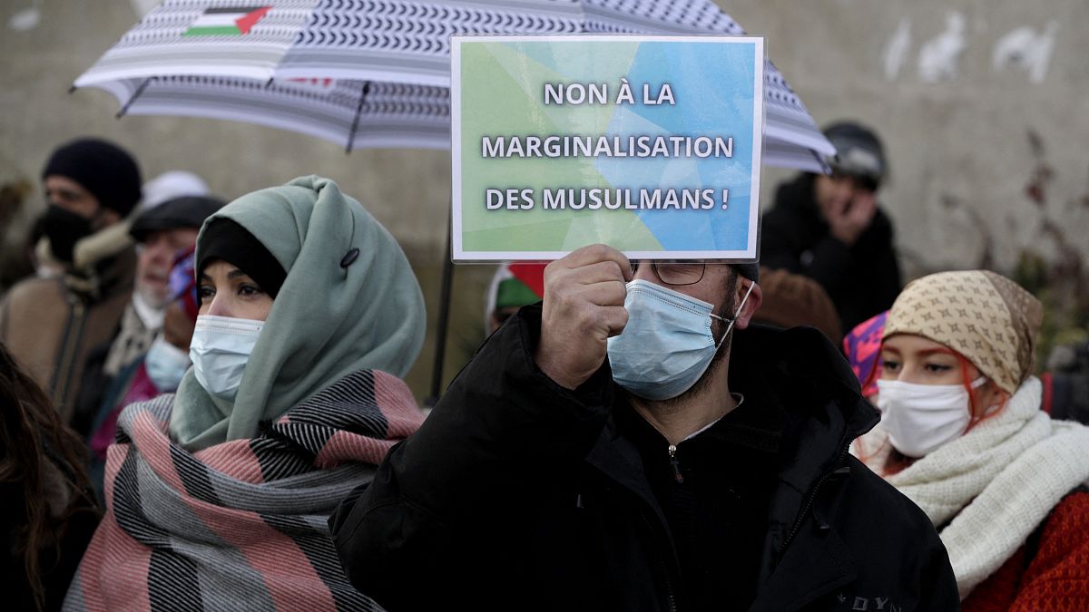 متظاهرون في باريس يحتجون ضد مشروع قانون أطلق عليه اسم "مناهضة الانفصالية"- باريس في 14 فبراير 2021.