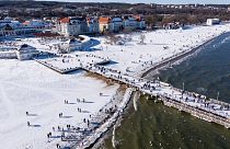 حشودًا من السياح على شاطئ سوبوت المتجمد في بولندا.