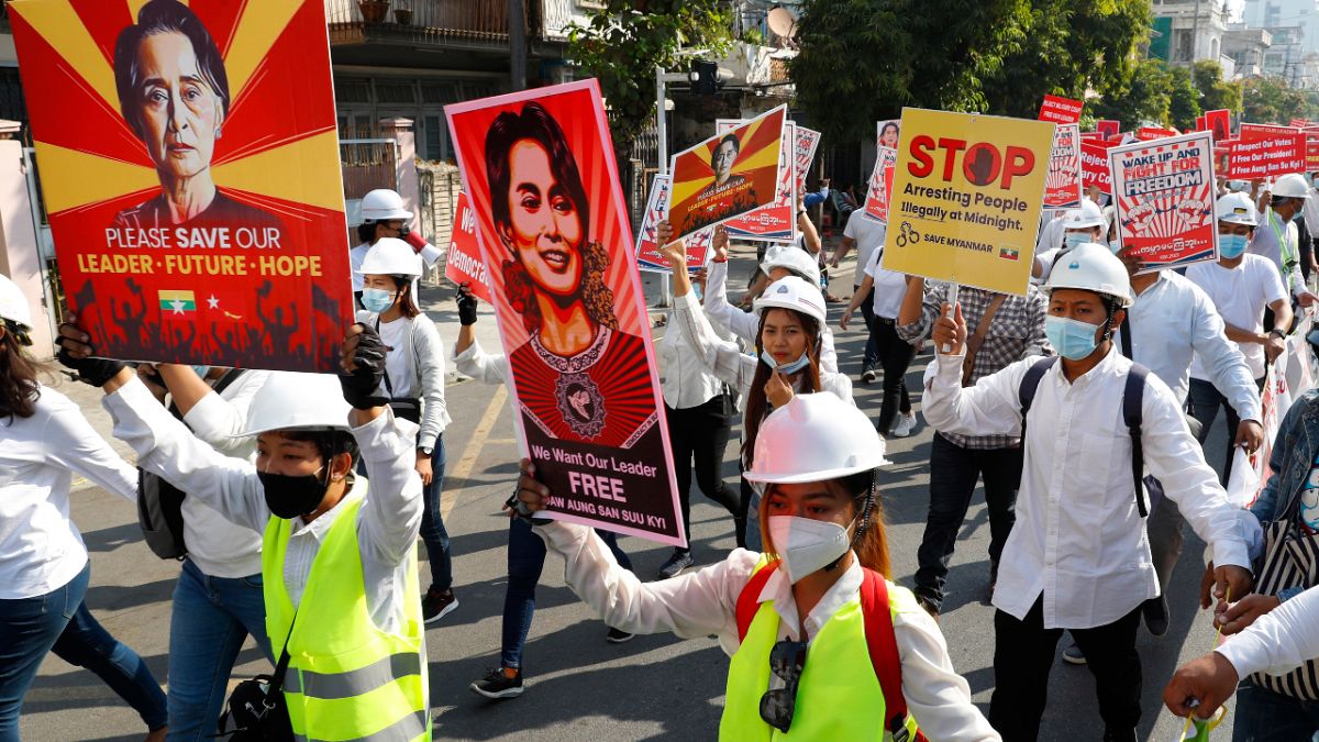 Myanmar'da halk, cunta tarafından gözaltına alınan Aung San Suu Kyi'nin serbest bırakılması için protesto gösterileri düzenliyor