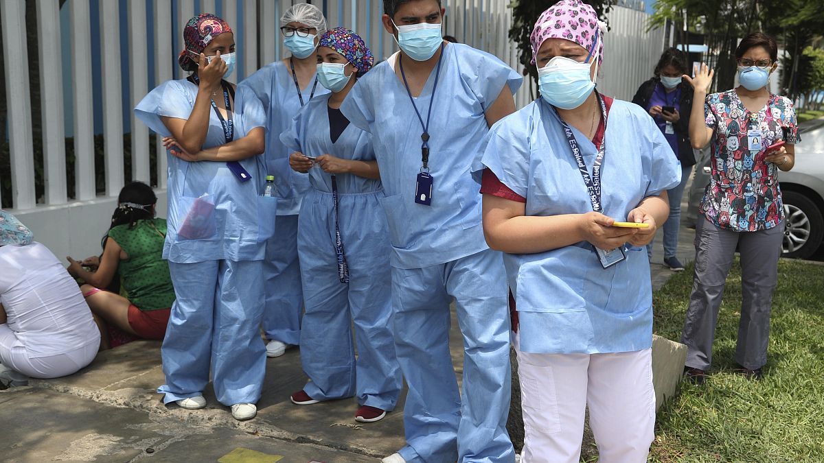 فريق طبي يقف أمام مستشفى ريغابلياتي العمومي في عاصمة البيرو ليما. 2021/02/10