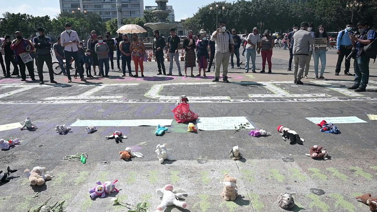احتجاجات بالدمى في غواتيمالا للتنديد بقتل الفتيات.