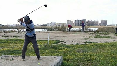 الليبيون عشاق لعبة الغولف يخوضون الموسم في بنغازي