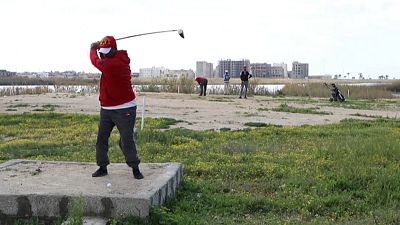 Ein Golfer beim Abschlag in Bengasi