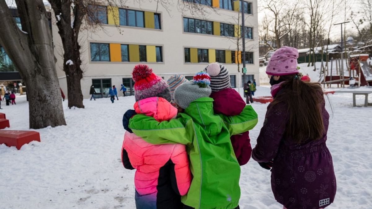 Kinder auf dem Pausenhof einer Grundschule in Dresden