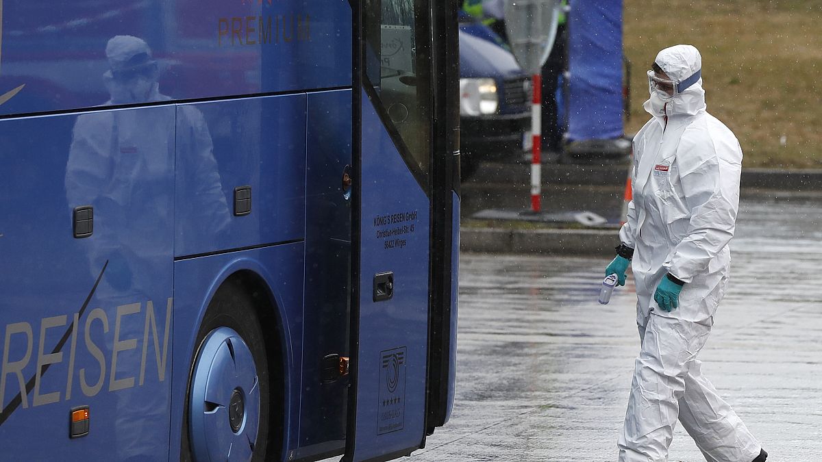 Personal médico entra en un autobús alemán para medir la temperatura de los pasajeros en el paso fronterizo con Alemania en Rozvadov, República Checa, (marzo, 2020)
