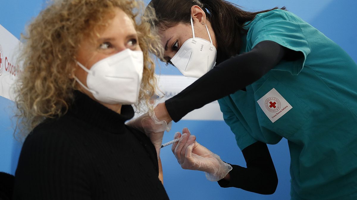 Une femme reçoit une injection du vaccin anti-covid d'Astrazenec, le 11 février 2021, à Fiumicino, près de l'aéroport international de Rome, Italie