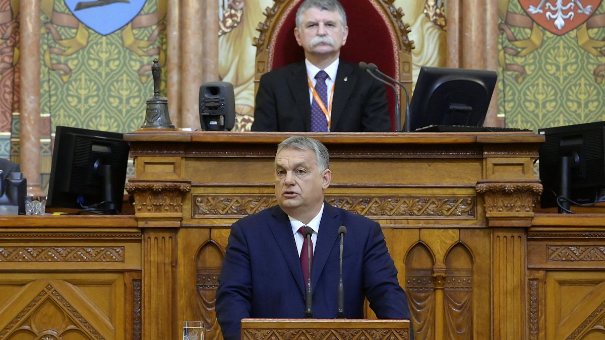 Orbán Viktor miniszterelnök napirend előtt szólalt fel az Országgyűlés idei első ülésén. Hátul Kövér László házelnök.