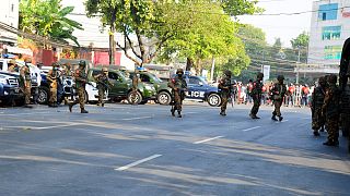 Myanmar'ın Yangon kentindeki Myanmar Merkez Binası önünde toplanan bir grup protestocu, darbe karşıtı sloganlar attı. Güvenlik görevlileri, göstericilere müdahale etti