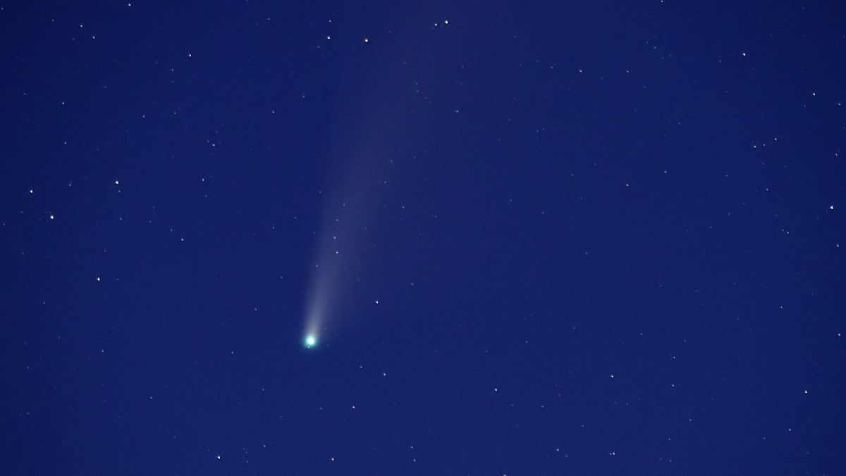 A Neowise üstökös az éjszakai égbolton 2020. július 21-én a kanadai Elmdale közelében