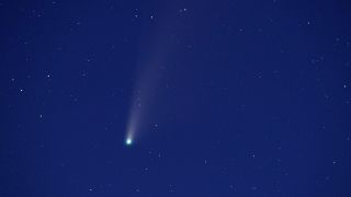 A Neowise üstökös az éjszakai égbolton 2020. július 21-én a kanadai Elmdale közelében