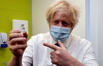 İngiltere Başbakanı Boris Johnson AstraZeneca-Oxford aşısını gösteriyor