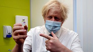 İngiltere Başbakanı Boris Johnson AstraZeneca-Oxford aşısını gösteriyor