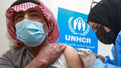تطعيم لاجئ سوري في مخيم الزعتري