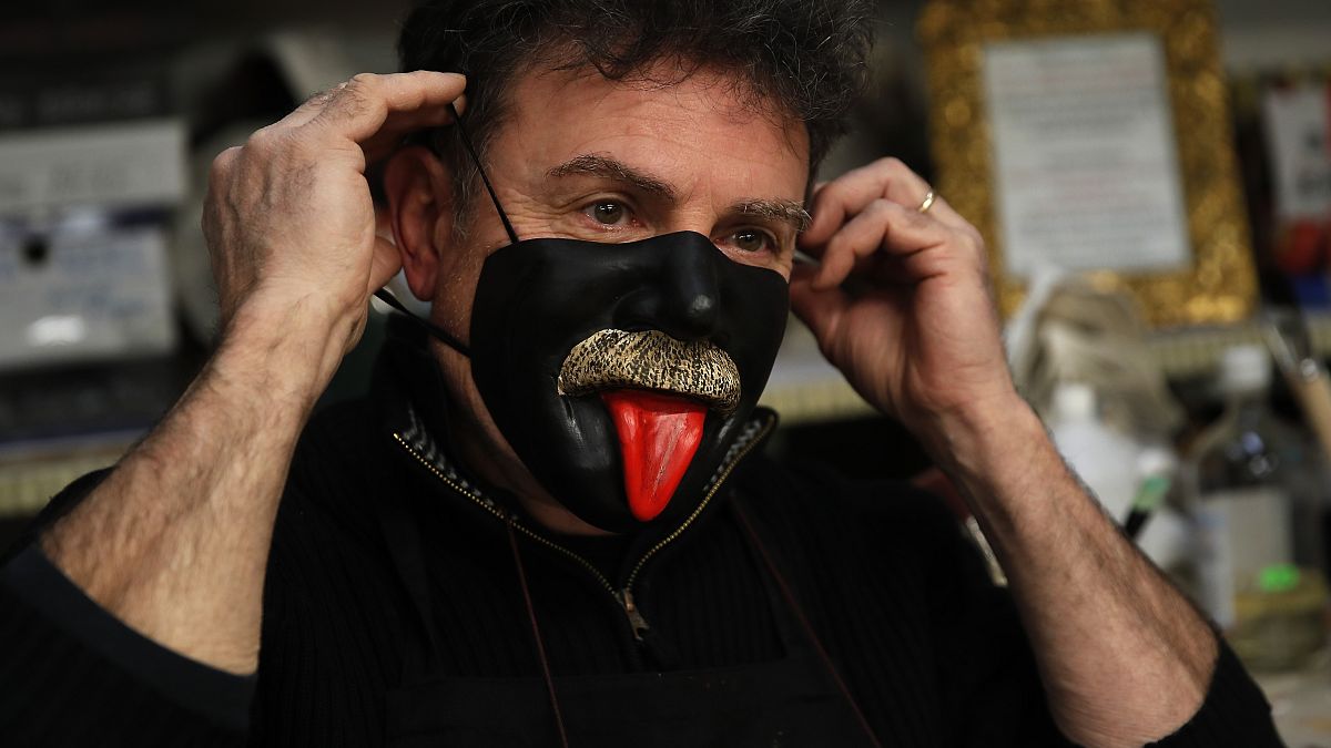 Gualtiero Dall'Osto, fabricante de máscaras en Venecia, prueba una de sus creaciones