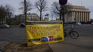 Paris'teki protestolardan "Hepsi siyasi islamofobiye karşı birleşti" yazılı bir pankart
