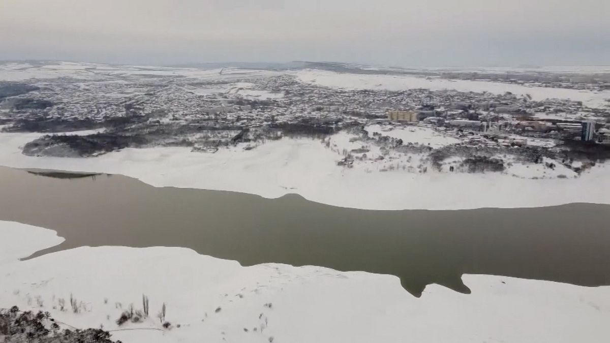 نمایی از زمستان شبه جزیره کریمه و برف‌روبی در مسکو