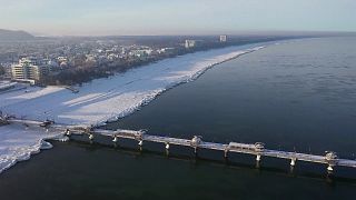 Eiskalte Brandung: Kältewelle lässt polnische Küste gefrieren