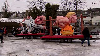 Navalnij, Putyin, Trump és a koronavírus figurái a düsseldorfi karneválon
