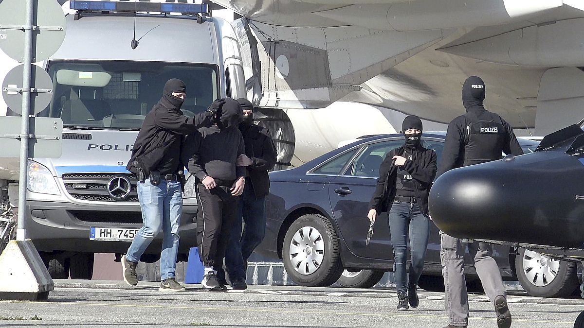 عناصر الشرطة الألمانية تعتقل مشتبها بتنظيم الدولة الإسلامية في مطار هامبورغ بألمانيا.