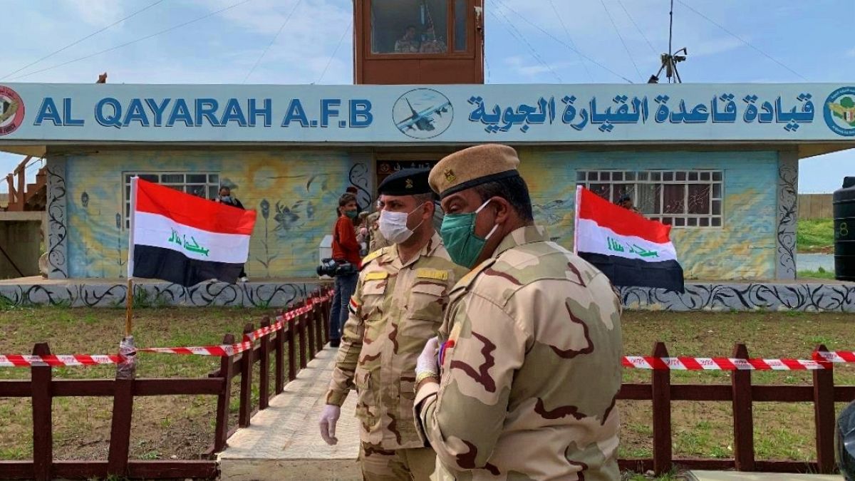جنود عراقيون بعد مراسم استلام مطار القيارة لقوات الأمن العراقية في جنوب الموصل، العراق. 