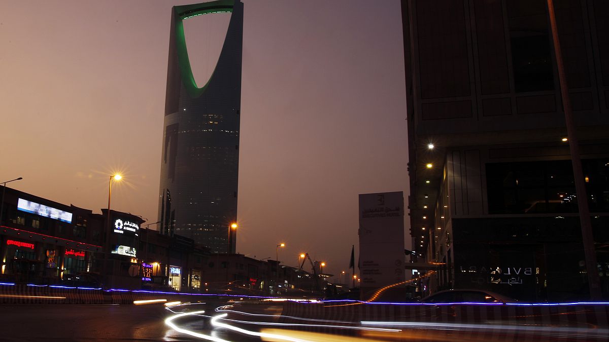 مركبات تمر أمام برج المملكة، معلم مهم في مدينة الرياض، المملكة العربية السعودية. تم التقاط الصورة بسرعة غالق منخفضة.