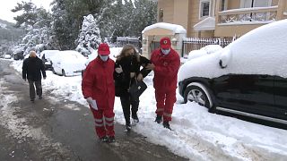 Der Fahrdienst des Roten Kreuzes bei der Arbeit in Attika