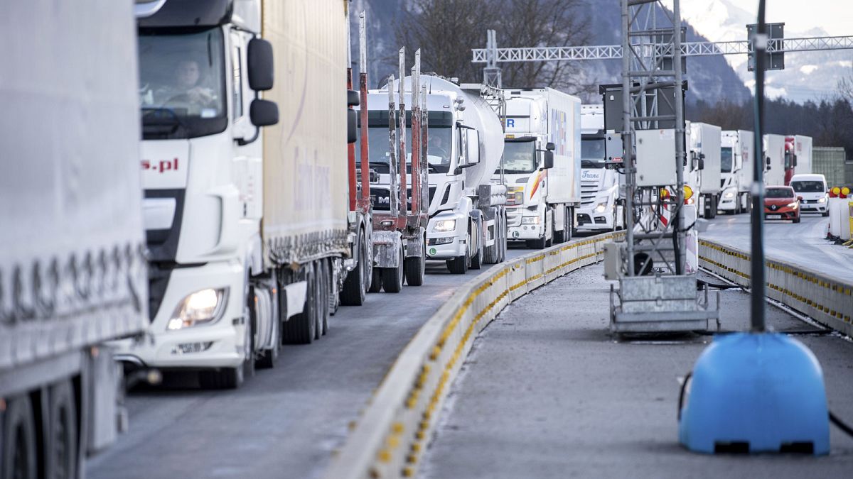 Embouteillage de poids lourds à la frontière entre l'Allemagne et l'Autriche, à Kiefersfelden en Bavière, le 15 février 2021
