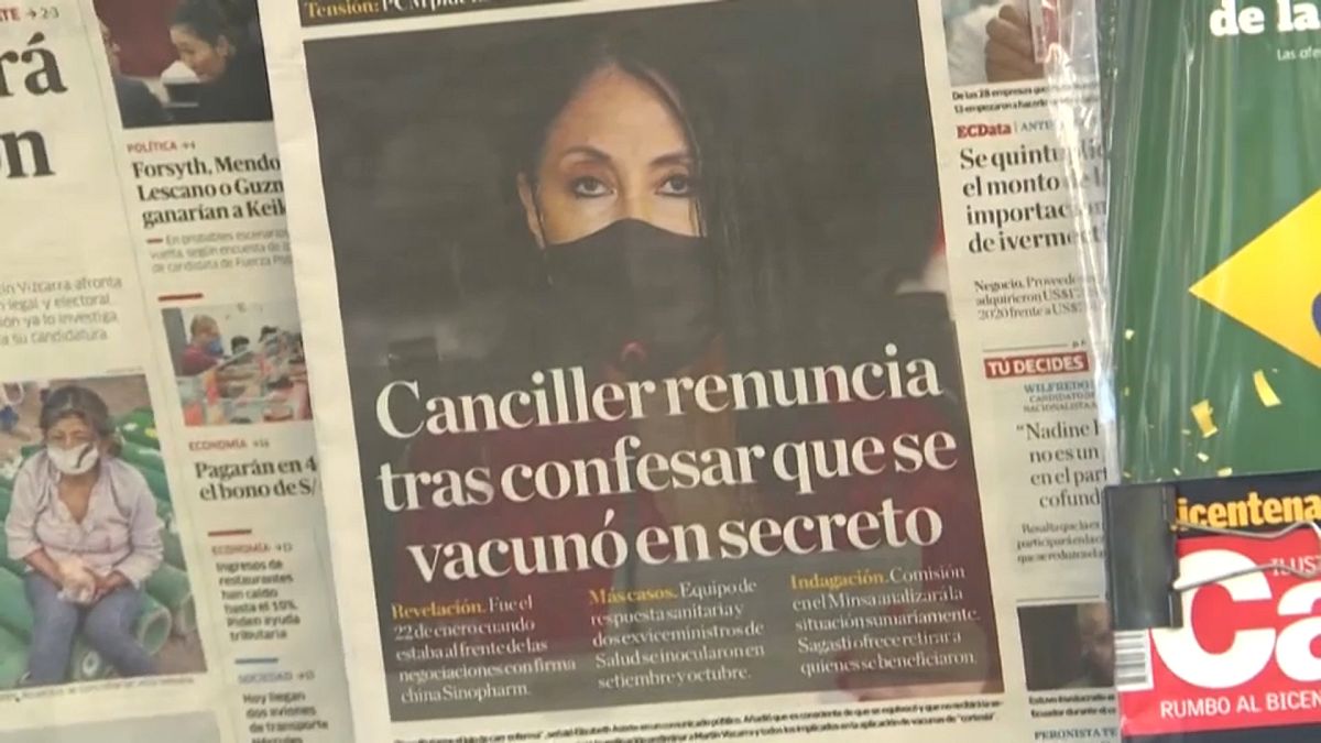 Primera página de un periódico sobre la dimisión de la ministra de Exteriores peruana