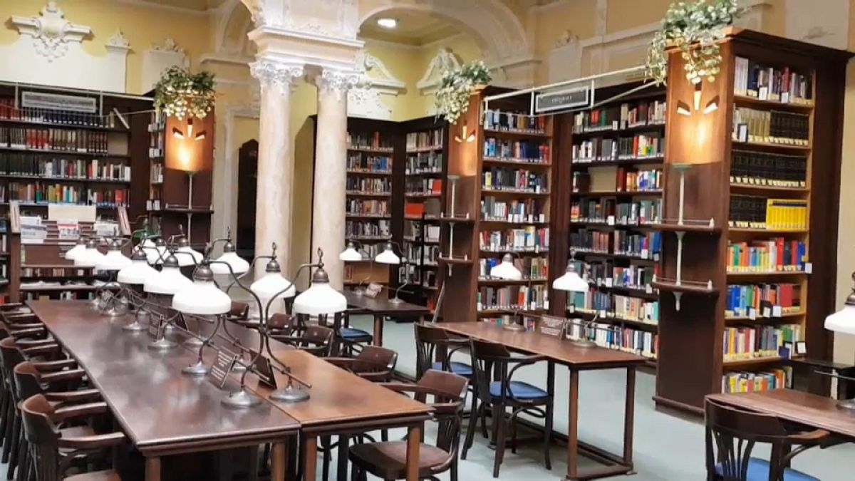 مكتبة بودابست الكبيرة تتغلب على كورونا عبر نظام الشبابيك