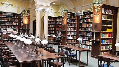 La bellissima sala di lettura della Biblioteca Nazionale di Letteratura Straniera di Budapest.