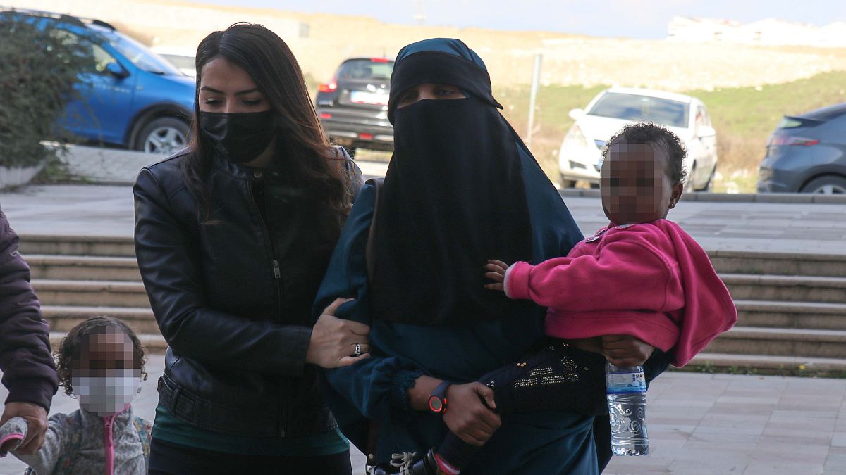 Suriye'den Türkiye'ye yasa dışı yollarla girmeye çalışırken yakalanan ve mavi bültenle aranan Yeni Zelanda uyruklu IŞİD mensubu kadın, Hatay Adliyesi'ne getirildi
