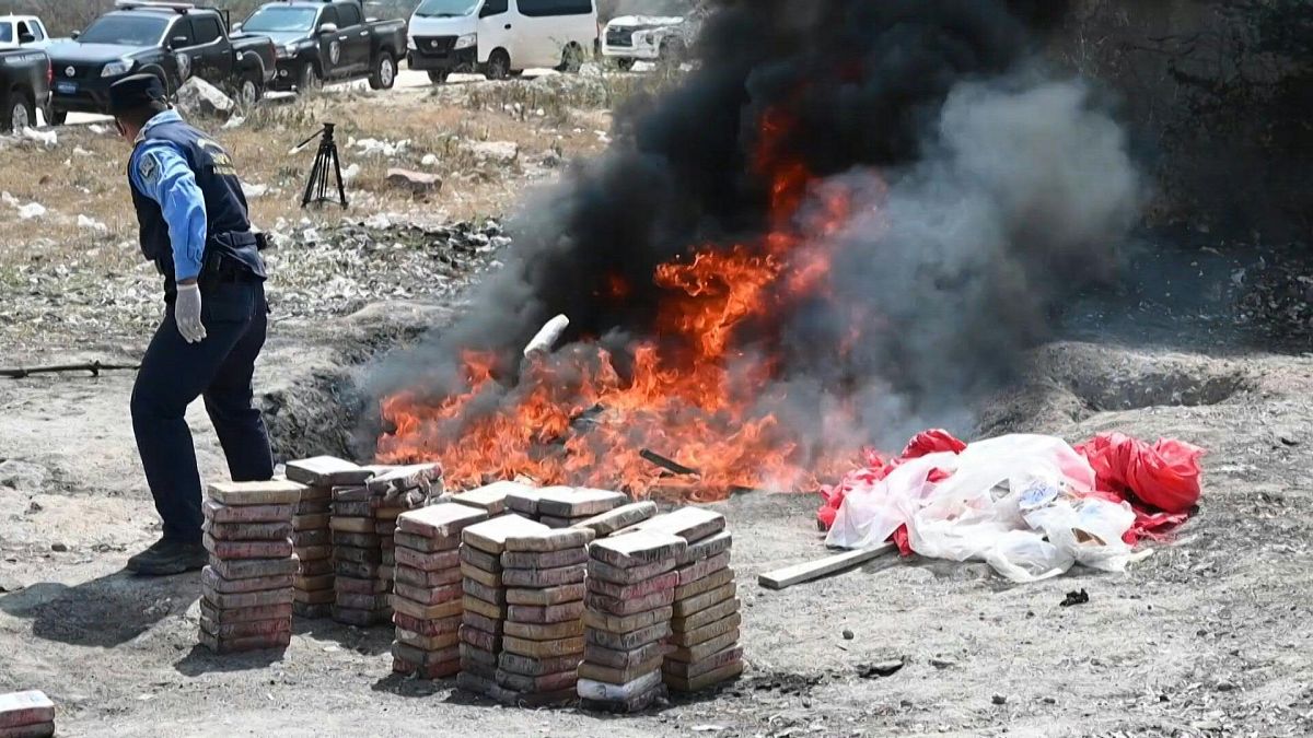 شرطة هندوراس تحرق 1.5 طن من الكوكايين المضبوطة من الكارتلات