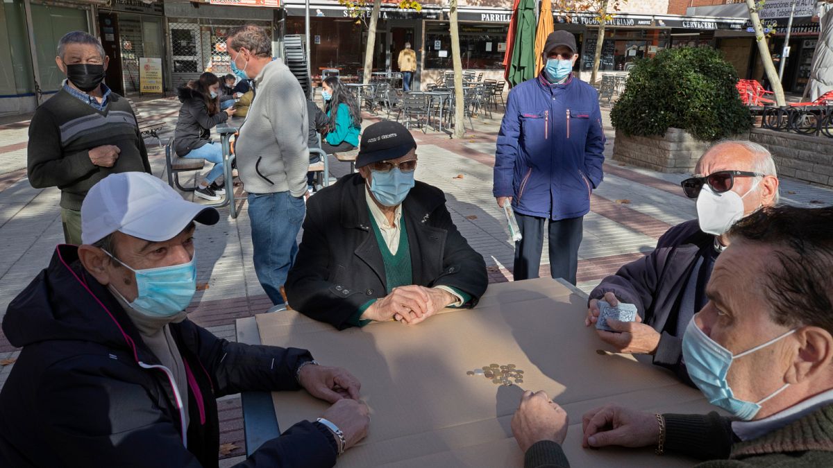 متقاعدون يلعبون لعبة الورق في ساحة بمدريد بإسبانيا.