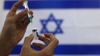 İsrailli bir sağlık görevlisi, Covid-19 aşısı hazırlarken