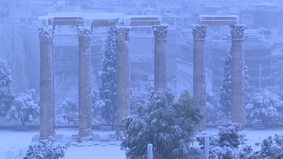 شاهد: عاصفة ثلجية تواري تحت ردائها "جماليات" و"آثار" العاصمة اليونانية