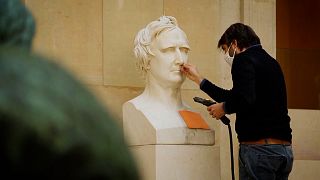 شاهد: متحف اللوفر في باريس يغتنم فرصة الإغلاق جراء كورونا لإعادة ترميم معروضاته